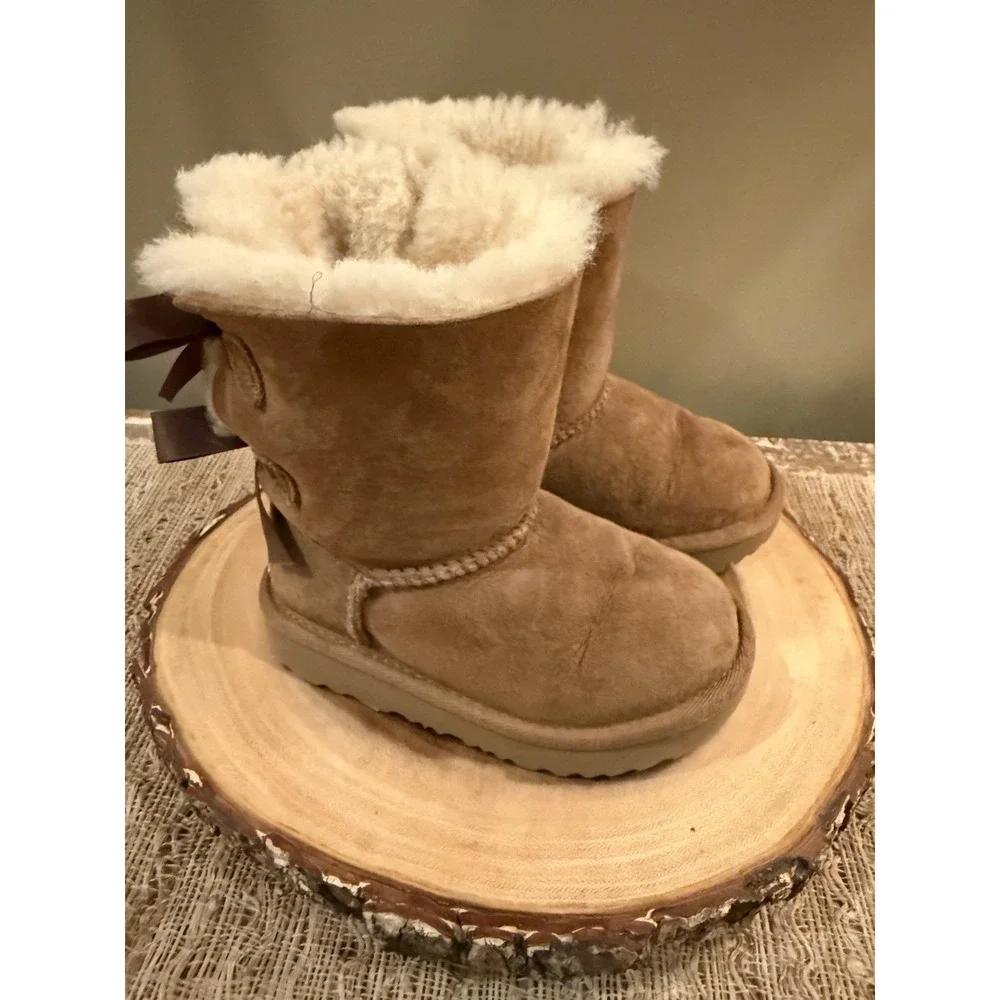 UGG Kids Bailey Bow Boots Chestnut Sheepskin Fur‎ Lined 1017394T SZ-8C
